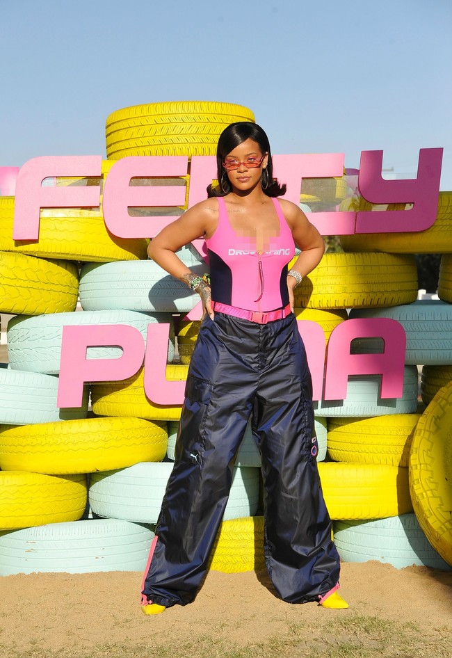 Rihanna menghidupkan lagi tren yang lahir di 90-an, yaitu neoprene bodysuit dan celana hitam berbahan parasut dari koleksinya, Fenty x Puma. Siap-siap saja, siapa tahu celana parasut akan balik jadi tren di 2018. Foto: Getty Images