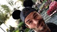 David Beckham seru-seruan di Disneyland Minggu (15/4/2018) kemarin (davidbeckham/Instagram)
