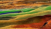Kandungan mineral inilah yang membuat warna pada tiap kolam berbeda-beda. Ada merah, kuning, biru dan hijau. Ukurannya pun besar layaknya kolam yang terbentuk secara alami. (Ali Asqari/Instagram)