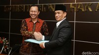Ketua Komnas HAM,  Ahmad Taufan Damanik saat menyerahkan catatan kritis (kertas posisi) revisi UU No.15/2003 tentang Terorisme kepada Pokja RUU Terorisme Muhammad Syafii.