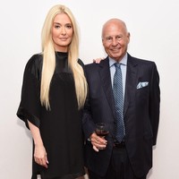 Usia mereka terpaut 32 tahun. Saat itu Erika berusia 28 dan Thomas 60 tahun. Rentang usia yang cukup jauh tersebut tidak menghalangi keharmonisan keduanya. Terbukti pernikahan mereka menginjak usia 19 tahun di tahun ini.  Foto: Istimewa.