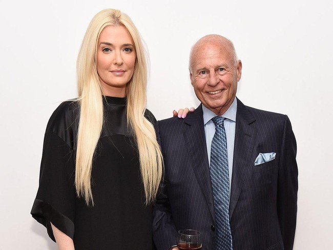 Usia mereka terpaut 32 tahun. Saat itu Erika berusia 28 dan Thomas 60 tahun. Rentang usia yang cukup jauh tersebut tidak menghalangi keharmonisan keduanya. Terbukti pernikahan mereka menginjak usia 19 tahun di tahun ini.  Foto: Istimewa.