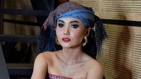 Cantiknya Yuni Shara menggunakan ulos Batak. Foto: Dok. Instagram/yunishara36