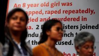 Di Jammu, seorang bocah perempuan berusia 8 tahun diperkosa secara bergiliran dan dibunuh oleh delapan pria. Bocah itu diduga diculik, dibius dan disekap sebelum diperkosa dan dibunuh para pelaku. Foto ini menunjukkan aksi protes di New Delhi. Foto: REUTERS/Cathal McNaughton