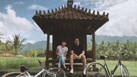 Saat Maudy juga Tulus bersepeda bersama di kawasan Muntilan, Magelang (Maudy Ayunda/Instagram)