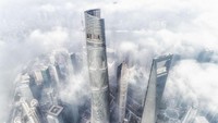 Menara tertinggi kedua dunia ada di China, yaitu Shanghai Tower di Pudong. Gedung ini punya tinggi 631 meter. Foto: Getty Images