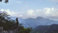 Momen ketika Maudy Ayunda terdiam melihat alam Indonesia. Dalam keterangannya berkata, Momen yang sesaat membuatku bergeming, kata dia dan sepertinya panorama alam itu ada di Bena, Ngada, NTT (Maudy Ayunda/Instagram)