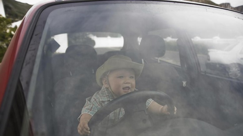 Ada Ayah Taruh Bayi di Setir Mobil, Menurut Bunda Gimana?/ Foto: Thinkstock Ada Ayah Taruh Bayi di Setir Mobil, Menurut Bunda Gimana?/ Foto: Thinkstock