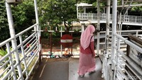 Jembatan Penyebrangan Orang (JPO) Jembatan Gantung, Jakarta Barat hingga kini belum juga diperbaiki, Senin (14/04/2018).