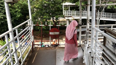 Ditabrak Truk Sejak 2017, JPO Jembatan Gantung Belum Diperbaiki
