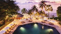 Dikelilingi oleh pepohonan kelapa di pantai Pansea yang merupakan pantai pasir putih, The Surin Phuket di Phuket, Thailand menawarkan penginapan tepi pantai yang cantik. Tempat ini sangat cocok untuk menikmati liburan tropis. (Booking.com)