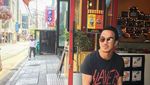 Di Korea hingga Afrika, Ini Gaya Keren Joe Taslim Saat Makan dan Ngopi