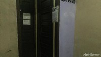 Karena tak digubris oleh DM, korban memutuskan untuk menghampiri pelaku ke kamarnya. Ketika itu, pelaku baru selesai mandi. Korban pun tanpa curiga masuk ke kamar pelaku. Korban kembali mendatangi kamar pelaku dan didapati pelaku baru selesai mandi. Tanpa curiga, korban masuk ke kamar pelaku untuk kembali mengingatkan, kata Kapolsek Kebon Jeruk, Kompol Martson Marbun dalam keterangannya, Minggu (15/5). (Foto: Parastiti KP/detikcom)