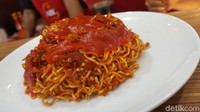 Inilah mie paling pedas di dunia racikan Pak Sartono yang dipadukan dengan Saus Sambal ABC Ekstra Pedas. Foto:  detikfood