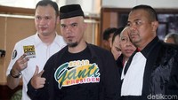 Terdakwa kasus ujaran kebencian (hate speech) Ahmad Dhani tiba di Pengadilan Negeri (PN) Jakarta Selatan sekitar pukul 15.00 WIB.