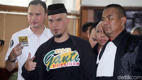 Ahmad Dhani Berkaus #2019GantiPresiden di Sidang Perdana