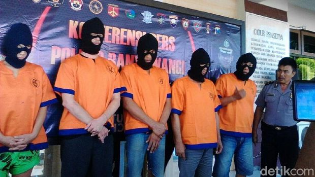 Ditangkap Polisi, Bule AS Pengguna Narkoba Acungkan Jari Tengah