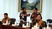 Selain itu, Mantan Wali Kota Solo ini menekankan kembali agar pejabat kabinet kerja mampu menjelaskan kepada khalayak terkait dengan apa yang sedang dikerjakan oleh pemerintah.