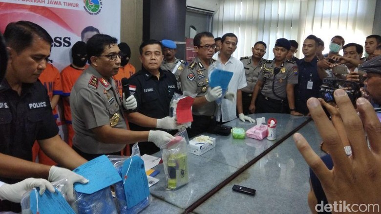 Polda Jatim Amankan 8 Kg Sabu dari Jaringan Batam dan Pontianak Polda Jatim Amankan 8 Kg Sabu dari Jaringan Batam dan Pontianak