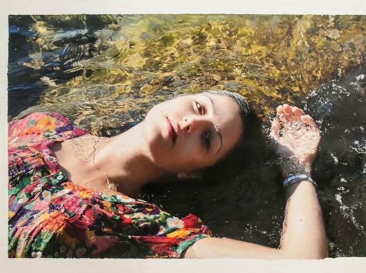 Rahasia Tak Terduga di Balik Pose Wanita Misterius Ini