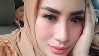 Shinta Bachir kembali memasang hijab setelah membuka jilbabnya beberapa waktu lalu. Shinta terhitung sudah buka-tutup hijab kedua kalinya.  Foto: Instagram/shintabachir