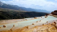 Badab-e Surt berbentuk kolam-kolam yang bersusun indah di Desa Orost di daerah pegunungan. Terasering ini terbentuk selama zaman Pleistosen dan Pliosen. (emirstasiyaan/Instagram)