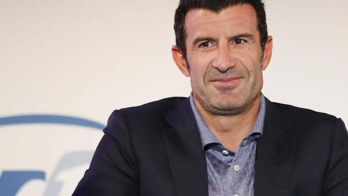 MADRID, MADRID - DECEMBER 10:  New Laureus Academy Member Luis Figo signs a Real Madrid tshirt during the Laureus Academy Announcement at Princesa Sofia Public School on December 10, 2015 in Madrid, Spain.  (Photo by Pablo Blazquez Dominguez/Getty Images for Laureus)