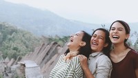 Momen kegembiraan Maudy Ayunda bersama orang tercinta di Desa Bena, NTT (Maudy Ayunda/Instagram)