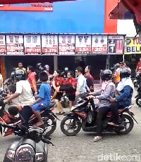 Puluhan Karyawati Toko  Buku di  Jambi  Histeris Diduga 