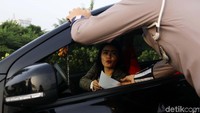 Sejumlah pengendara terlihat kebingungan dengan adanya uji coba ganjil genap di Tol Tangerang-Jakarta, tepatnya di pengalihan Gerbang Tol (GT) Kunciran 2, atau di depan kawasan pusat perbelanjaan IKEA.