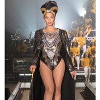 Bak ratu Mesir, ibu tiga anak ini menyempurnakan gayanya dengan topi tinggi serta kalung berlian yang bertumpuk-tumpuk. Sementara itu, pahanya dibiarkan terekspos sehingga tetap memancarkan aura seksi khas Beyonce. (Foto: Instagram/Beyonce)