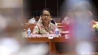 Komisi VIII DPR yang membawahi bidang agama dan sosial menggelar rapat kerja (raker) bersama Menteri Pemberdayaan Perempuan dan Perlindungan Anak (PPPA) Yohana Yembise.