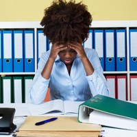 Karyawan Gugat Perusahaan Setelah Dipecat karena Masuk Kantor Terlalu Pagi