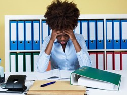 Karyawan Gugat Perusahaan Setelah Dipecat karena Masuk Kantor Terlalu Pagi