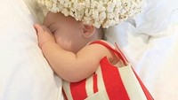 Wah, lucu banget! Bayi yang sedang tertidur pulas ini dipasangkan pakaian bentuk popcorn. Yang bikin gemas adalah topi bulat besar yang ditempel banyak popcorn. Foto: Instagram @food.costume