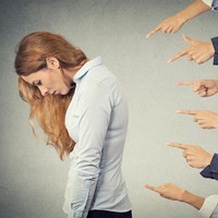 Perilaku atasan maupun kolega tiba-tiba aneh dan tak seperti biasanya. Entah itu menghindar, memberi tatapan iba atau berbisik-bisik ketika kamu lewat. Sering kali ketika karyawan mendengar kabar kalau seseorang akan dipecat, mereka akan menjauh untuk terhindar dari rasa bersalah, kata Lynn. Foto: Thinkstock