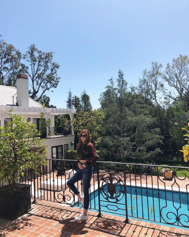 Nia Ramadhani berpose di rumah tempatnya menginap di Los Angeles. Sejak kembali langsing pasca melahirkan anak ketiganya, Nia kerap memakai busana crop top yang mamerkan perutnya. Foto: Dok. Instagram Nia Ramadhani