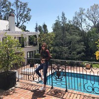 Nia Ramadhani berpose di rumah tempatnya menginap di Los Angeles. Sejak kembali langsing pasca melahirkan anak ketiganya, Nia kerap memakai busana crop top yang mamerkan perutnya. Foto: Dok. Instagram Nia Ramadhani