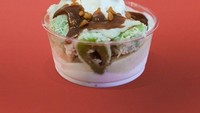 Memadukan makanan sehat dengan sentuhan tradisional, Yata membuat Klepon Karamel dengan paduan frozen yogurt. Hmm, ada yang mau coba? Foto: Instagram @yata.indonesia