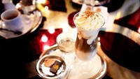 Minuman yang paling populer di sini adalah, New Yorks Coffee, yang disajikan dengan cokelat berwarna emas, disajikan dengan whipped cream taburan kacang, dan segelas sparkling water. Foto: Istimewa