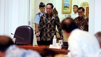Presiden Jokowi saat memimpin rapat terbatas mengevaluasi proyek strategis nasional (PSN) di Kantor Presiden, Jakarta, Senin (16/04/2018).