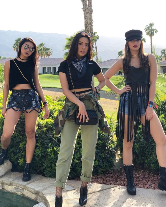 Pada hari pertama festival musik Coachella, Jumat (13/4/2018), Nia Ramadhani berpose bersama dua temannya, Theresa Wienathan dan Vannya. Ketiganya kompak bergaya dengan crop top hitam. Foto: Dok. Instagram Nia Ramadhani