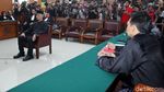 Foto: Usai Sidang, Ahmad Dhani Pose Victory Bareng Al-Dul