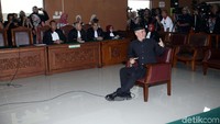 Ahmad Dhani pose victory atau kemenangan saat duduk di kursi pesakitan.