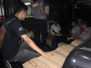 Ratusan Botol Miras Disita dari Toko Swalayan di Cilegon