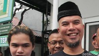 Dul mengaku datang untuk memberi support untuk ayahnya. Dia mengingat masa ketika dia menjalani sidang kasus tabrakan maut di Tol Jagorawi pada 2013 silam. Ya kalau aku sih datang kesini nggak ikut mau campuri urusan dalamnya, aku hanya tulus men-support ayah saya sebagai keluarga saya, kata Dul. (Foto: Lamhot Aritonang)