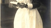 Di era tersebut, seragam perawat dengan era sekarang tak jauh berbeda, lengkap dengan nurse hat atau topi perawat. Foto: vintag.es