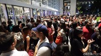 Para fans saat menunggu untuk memasuki Marina Bay, Singapura. Foto: Asep Syaifullah