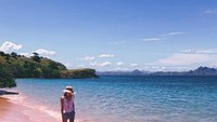 Pantai Pink, NTT kah, Maudy Ayunda? (Maudy Ayunda/Instagram)