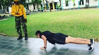 Latihan fisik yang harus dijalani para Paspampres ini bervariasi dengan jenis kalistenik. Foto: Instagram/suhartono323